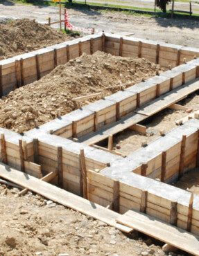 setting of footer mixes on a construction site for small building